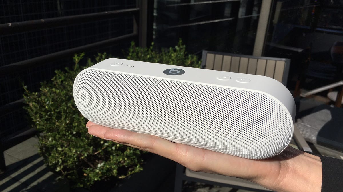 kyst loft Vædde Beats Pill+ review: Beats' new Pill+ Bluetooth speaker charges with Apple  Lightning cable - CNET