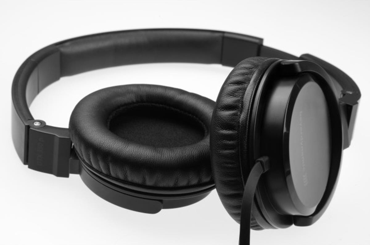 beyerdynamic-dtx350pportable-foldable-stereo-headphoneslaid-posblackv2.jpg