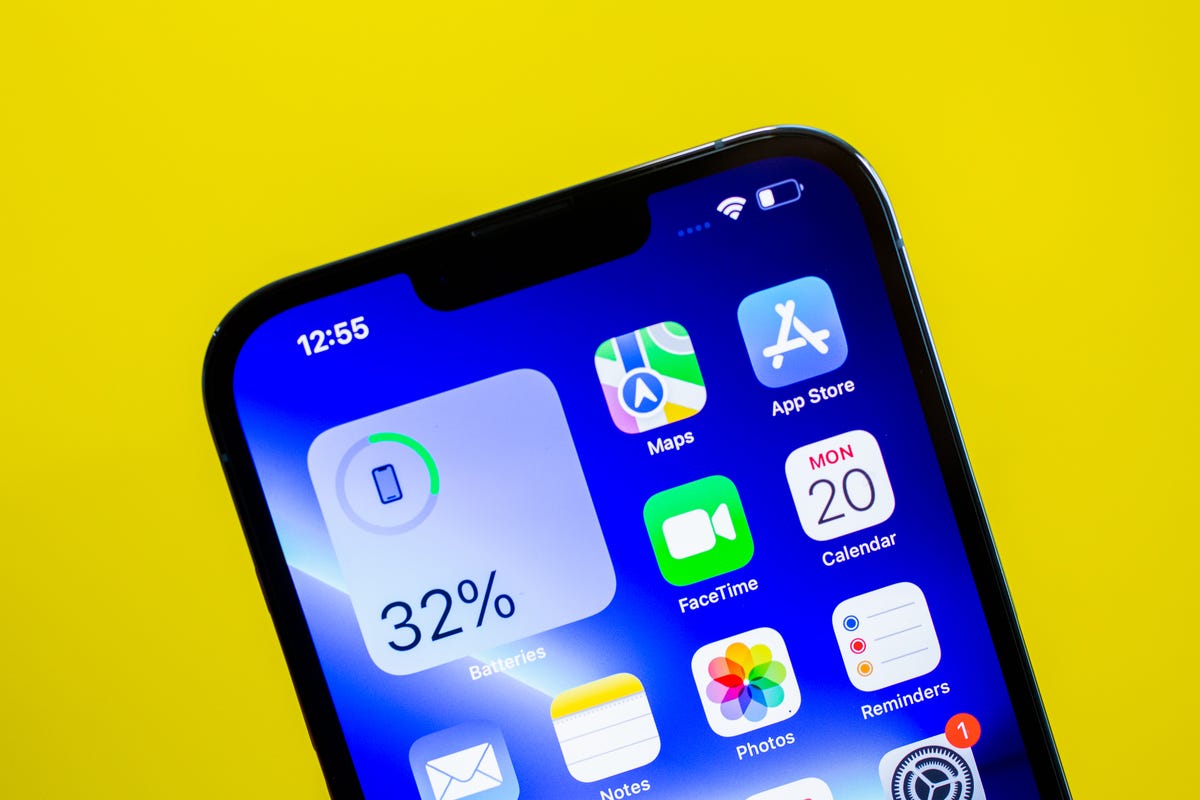 iPhone 13 Pro Max closes at the top of the screen