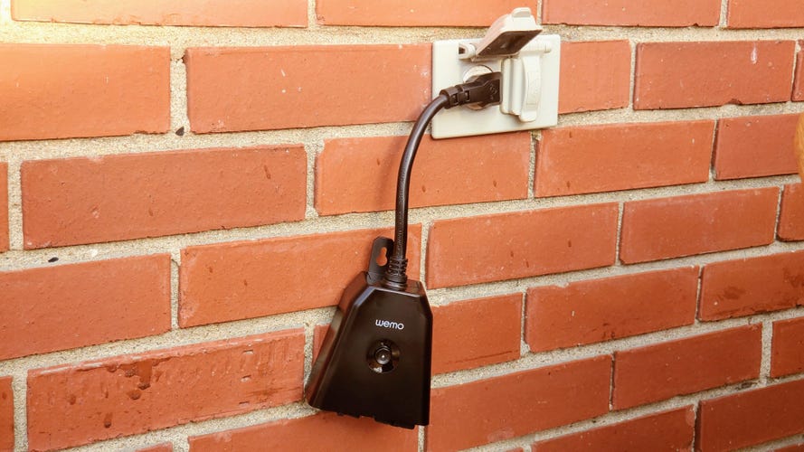 JONATHAN Y Lighting PLG1003A Black Outdoor Smart Plug Remote App Control  for Outdoor Lights & Holiday Decor 