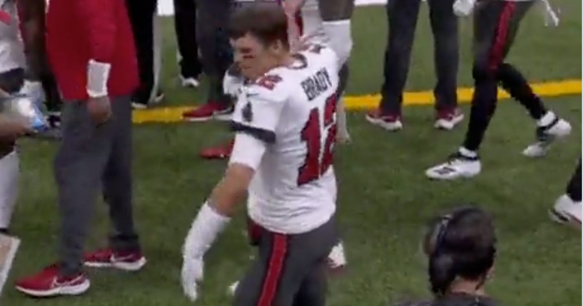 tom-brady-throws-a-tantrum-and-his-microsoft-surface-on-the-field