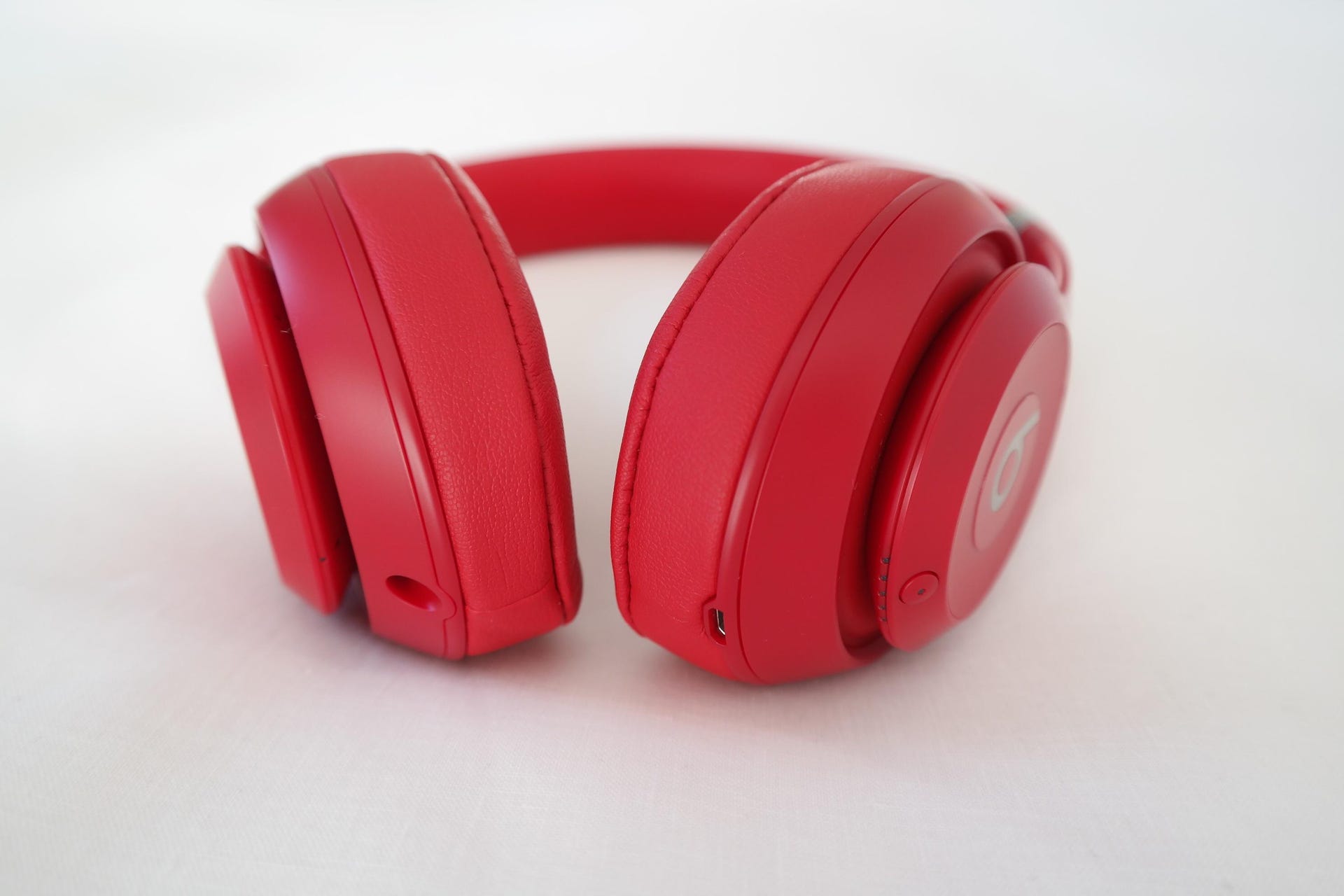 beats-studio-wireless-3-red-2