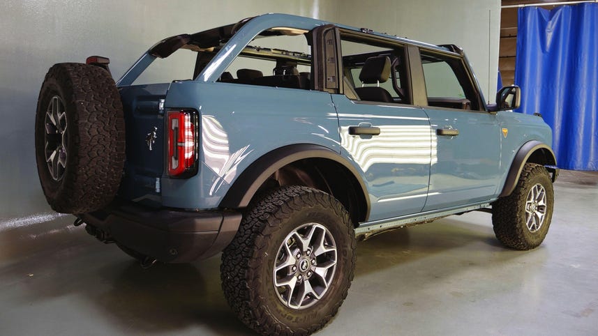 2021 Ford Bronco: Folding and removing the soft top