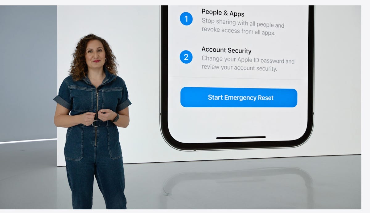 Um executivo da Apple apresenta o recurso Safety Check durante a palestra da WWDC