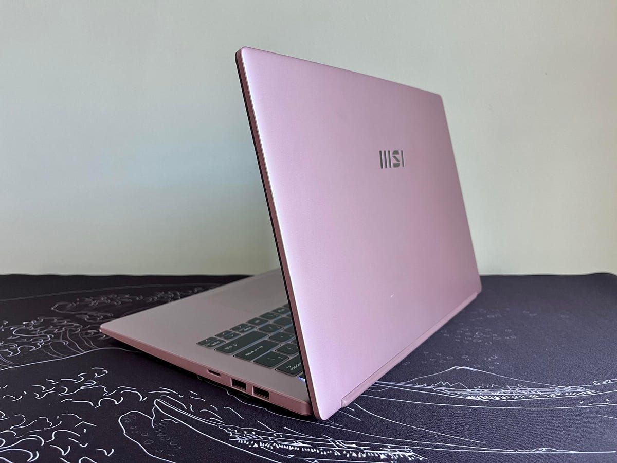 Laptop MSI Modern 14 C13M nhìn từ mặt sau lộ nắp màu hồng