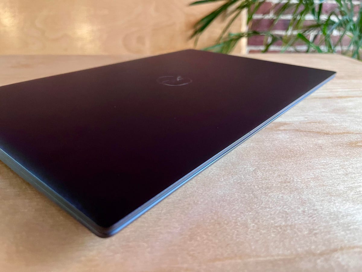 Dell XPS 14 9440 front edge with no cut-out notch