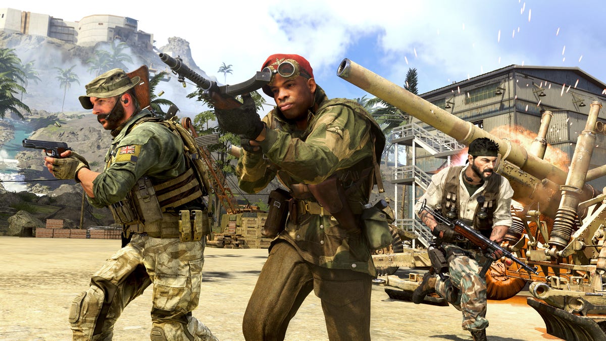 Tři vojáci pózující se zbraněmi v Warzone Call of Duty