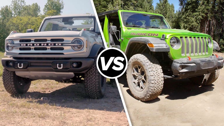 rs-feat-2021-ford-bronco-vs-jeep-wrangler-rubicon-holdingstill