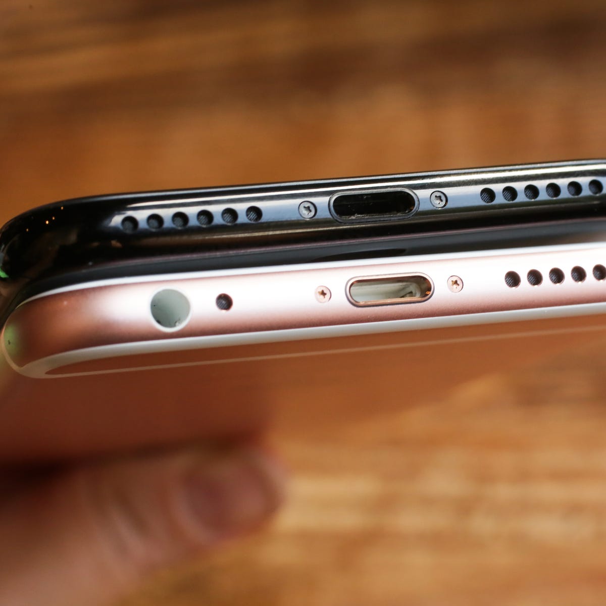 Apple kills the last iPhones with headphone jacks, nixes free adapters too
