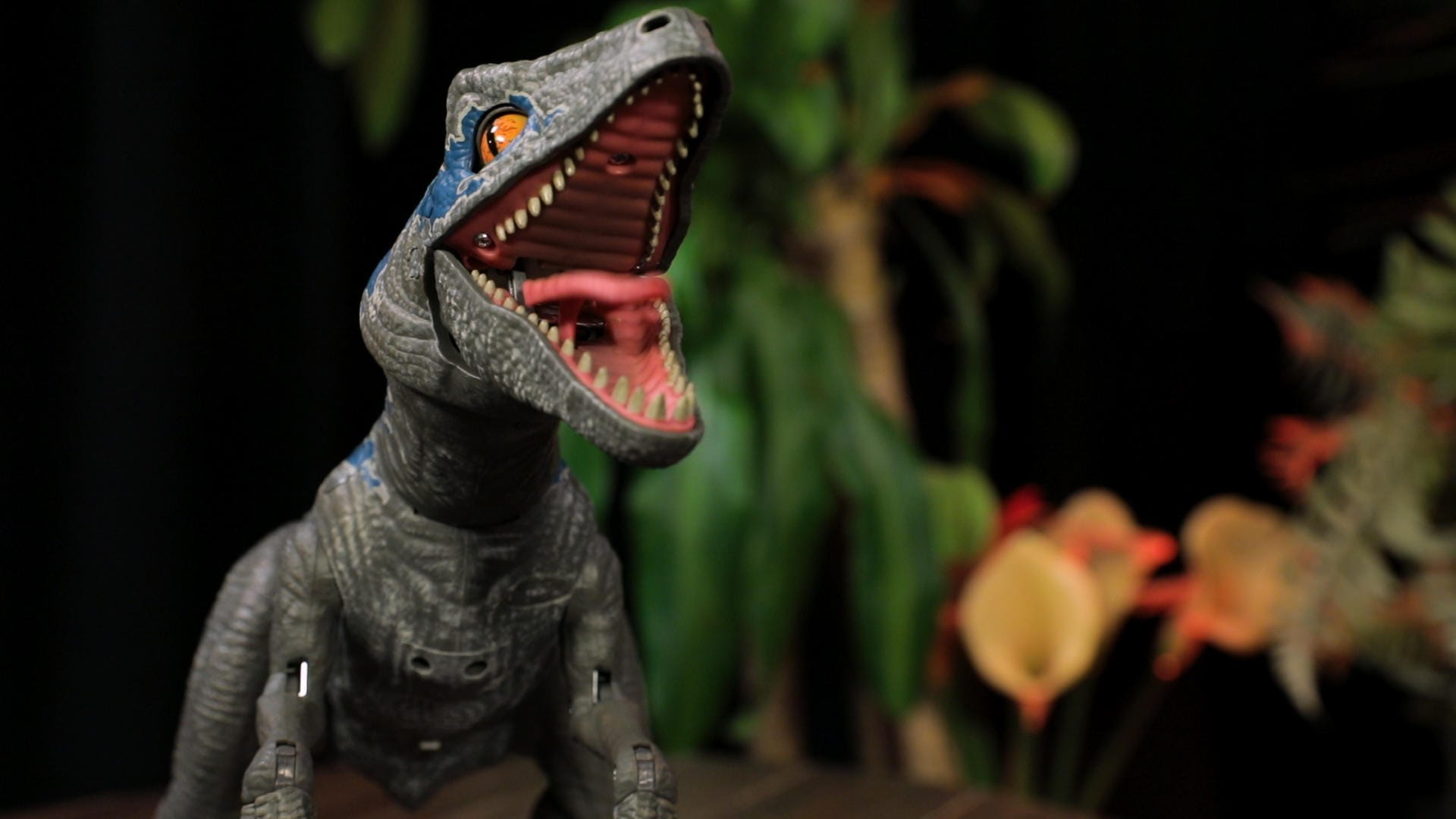 This Jurassic World robot raptor is one clever girl - Video - CNET