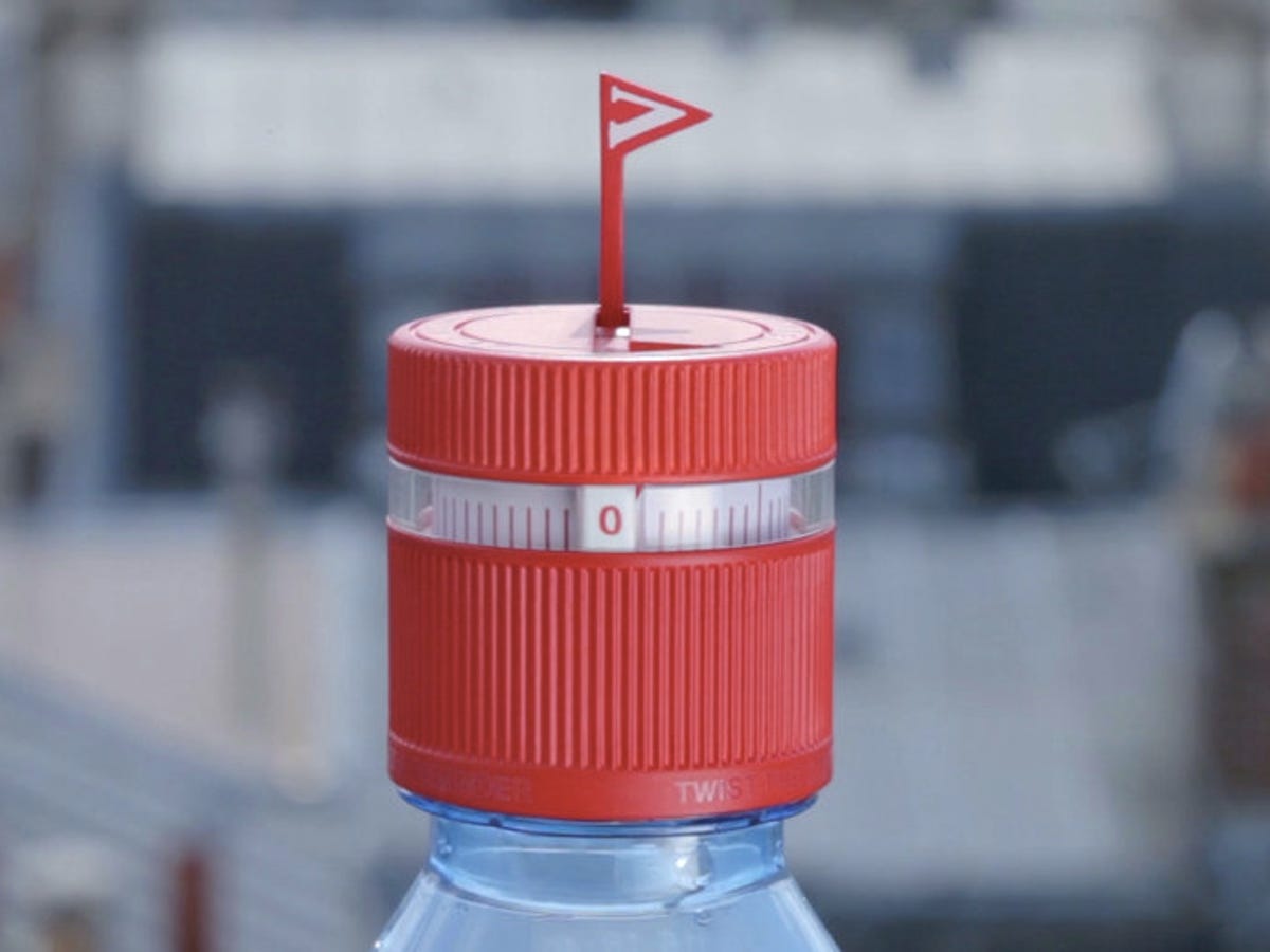Timer in water bottle's cap reminds you to hydrate - CNET