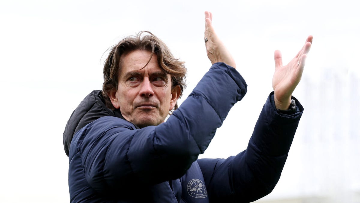 Thomas Frank, Manager of Brentford, applauding with raised hand, looking to his right.
