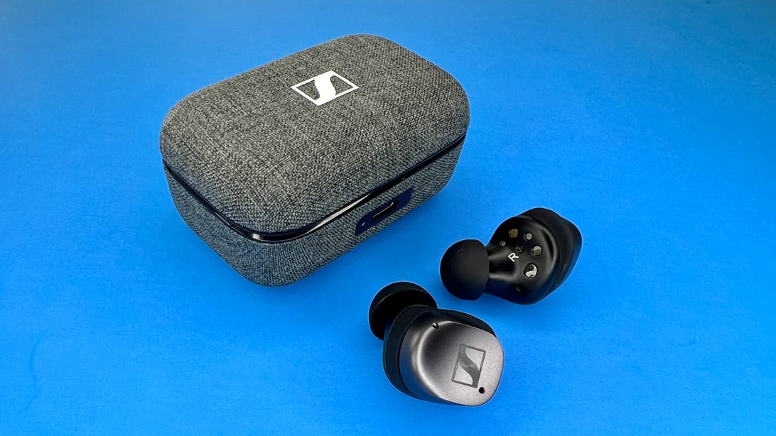 Sennheiser Momentum True Wireless 3 in black next to the carrying case