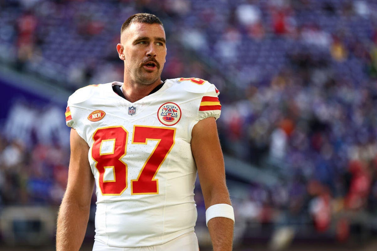 Kansas Chiefs tight end Travis Kelce without a helmet