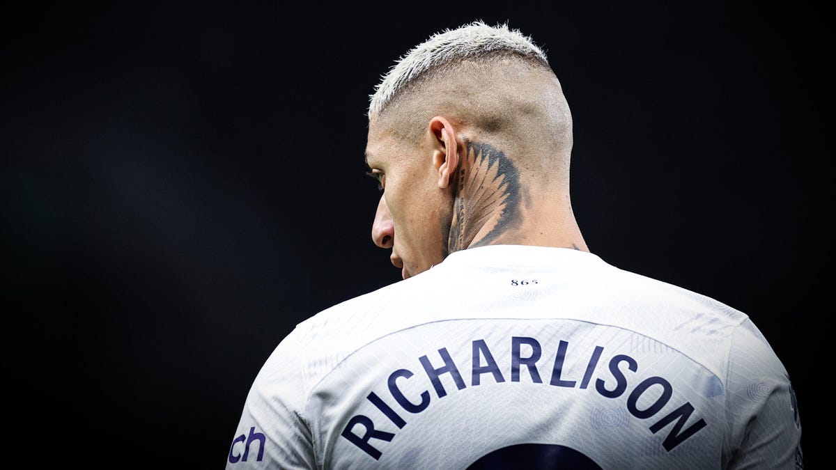 El delantero del Tottenham Hotspur Richarlison, mostrando la parte trasera de la camiseta del jugador con su nombre.