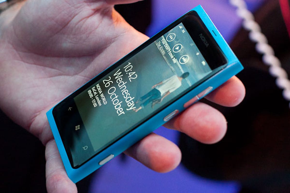 Nokia_Lumia_800_profile_20111026_001.jpg