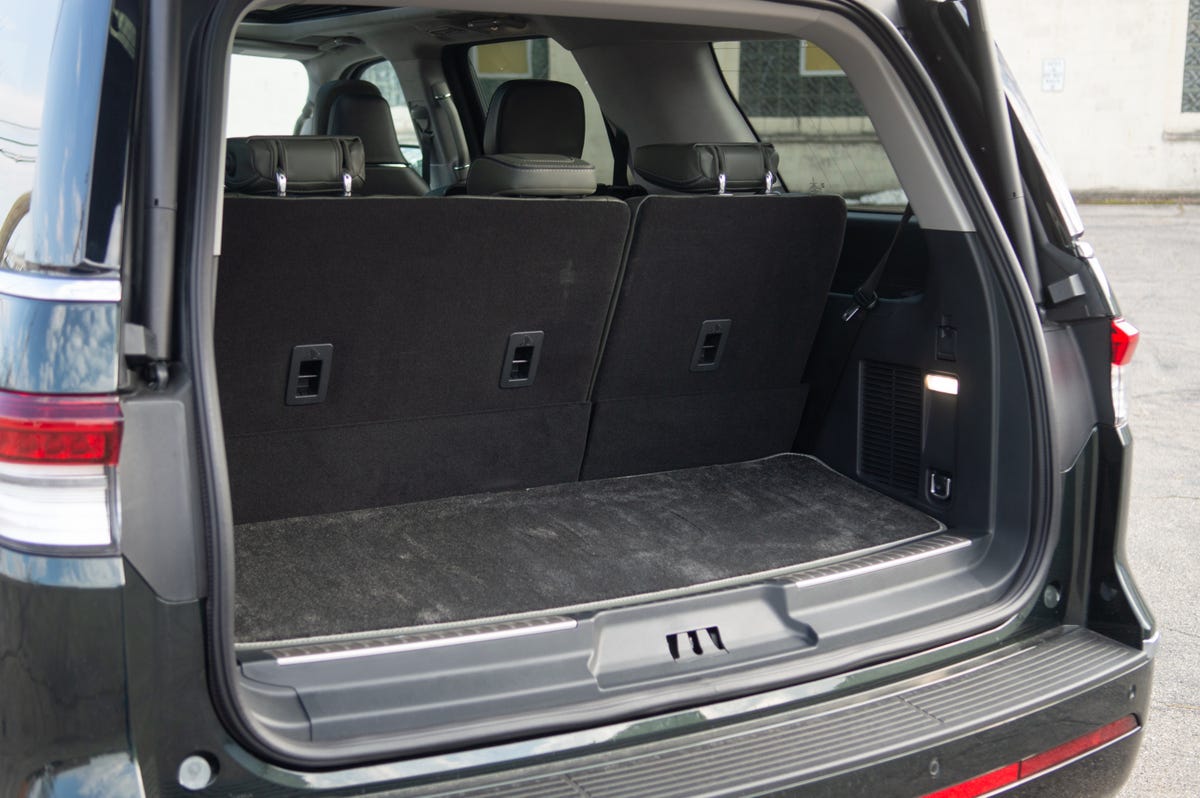 2022 Lincoln Navigator trunk with third row up