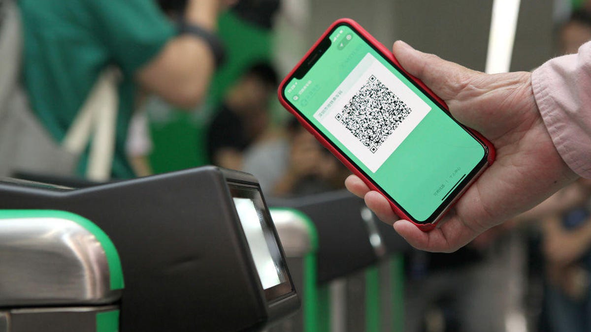 Pony Ma Pays Metro Fares Via WeChat Payment In Shenzhen