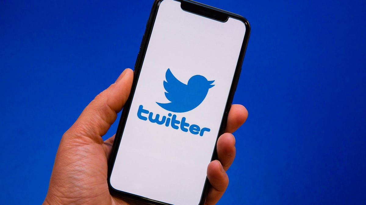 001-twitter-app-logo-on-phone-2021