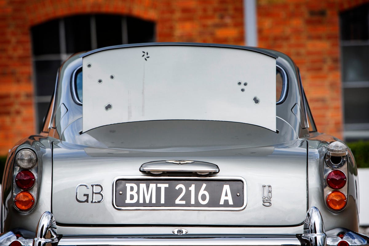 1965-aston-martin-db5-bond-car-24