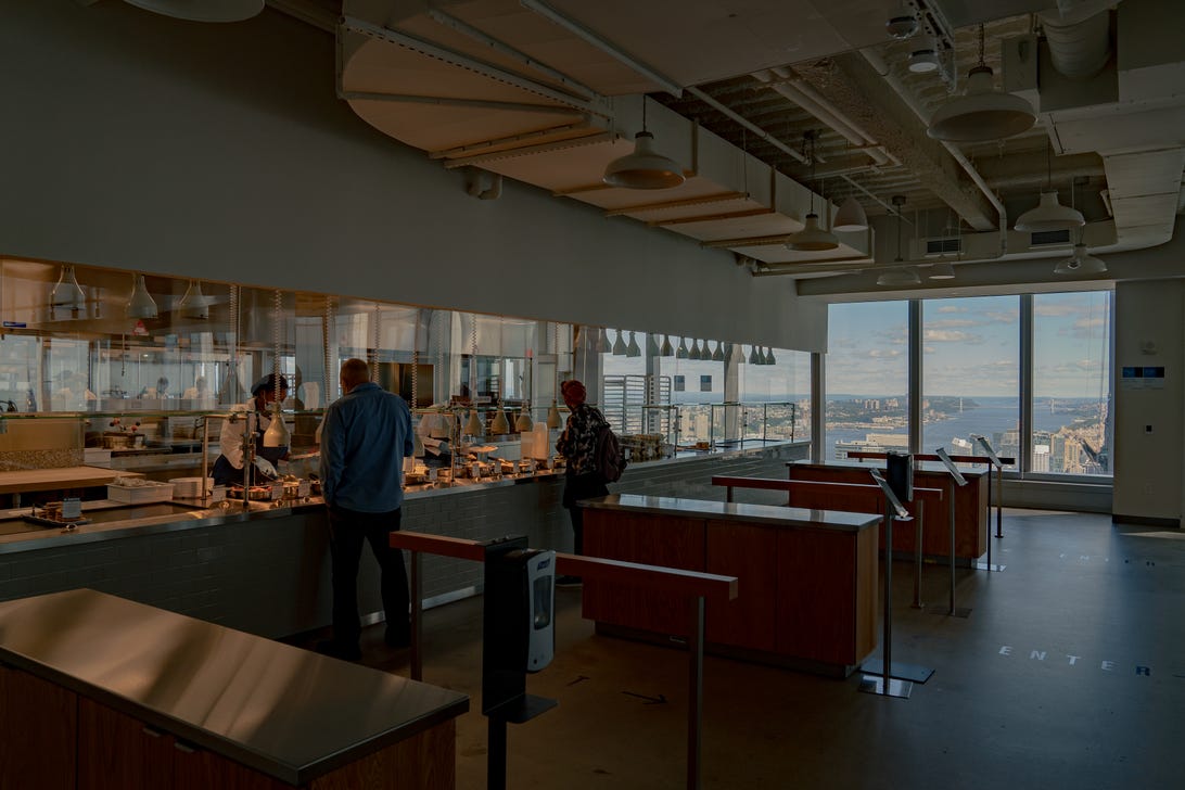 Eine fast leere Cafeteria in den noch im Aufbau befindlichen Meta-Büroräumen im Farley Building, New York City, NY.