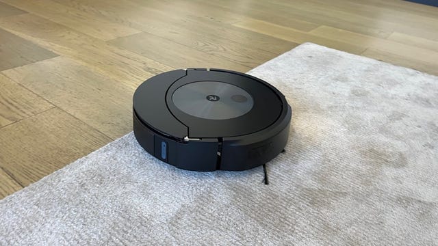 A Roomba Combo j7 Plus moving from hardwood floor to carpet