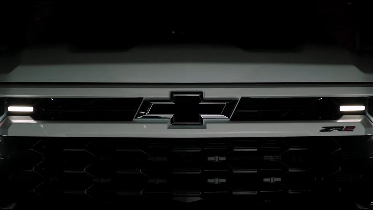 Screencap of the Chevrolet Colorado ZR2 grille in white.