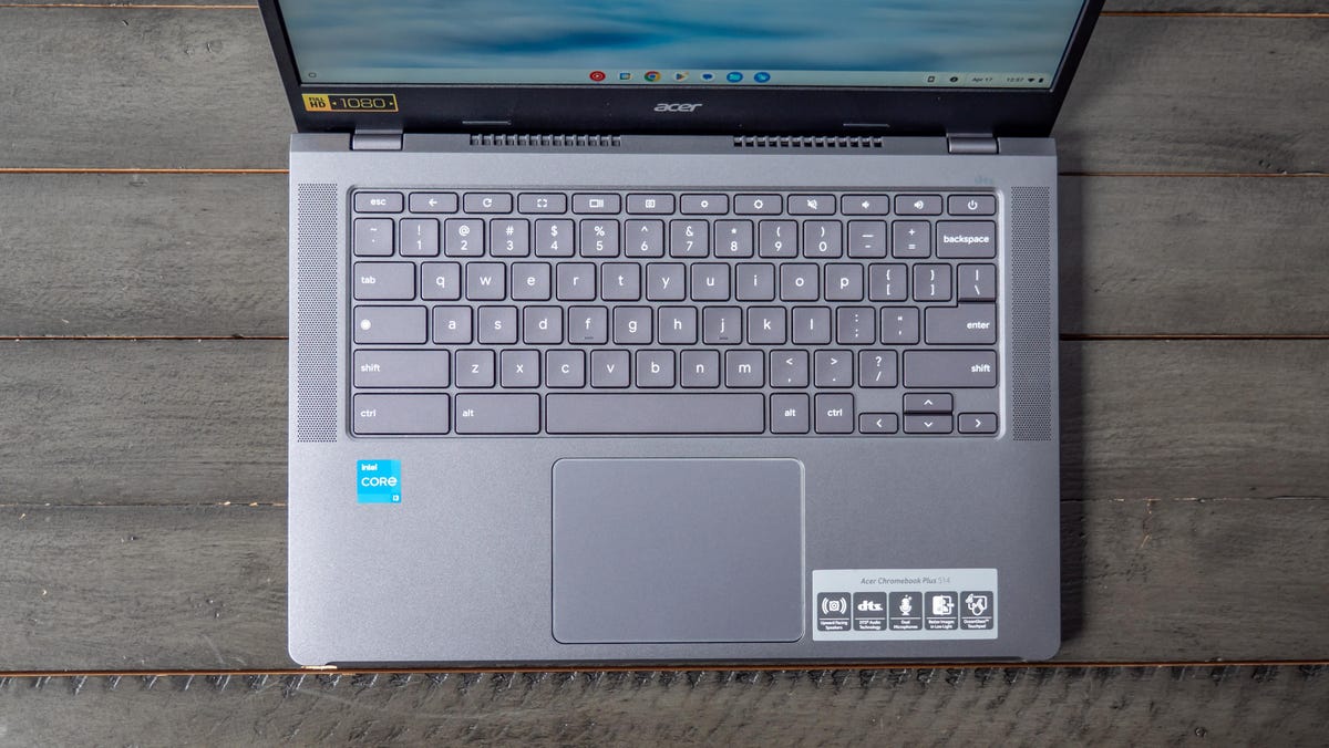 Uma visão de cima para baixo do teclado e touchpad do Acer Chromebook Plus 514.