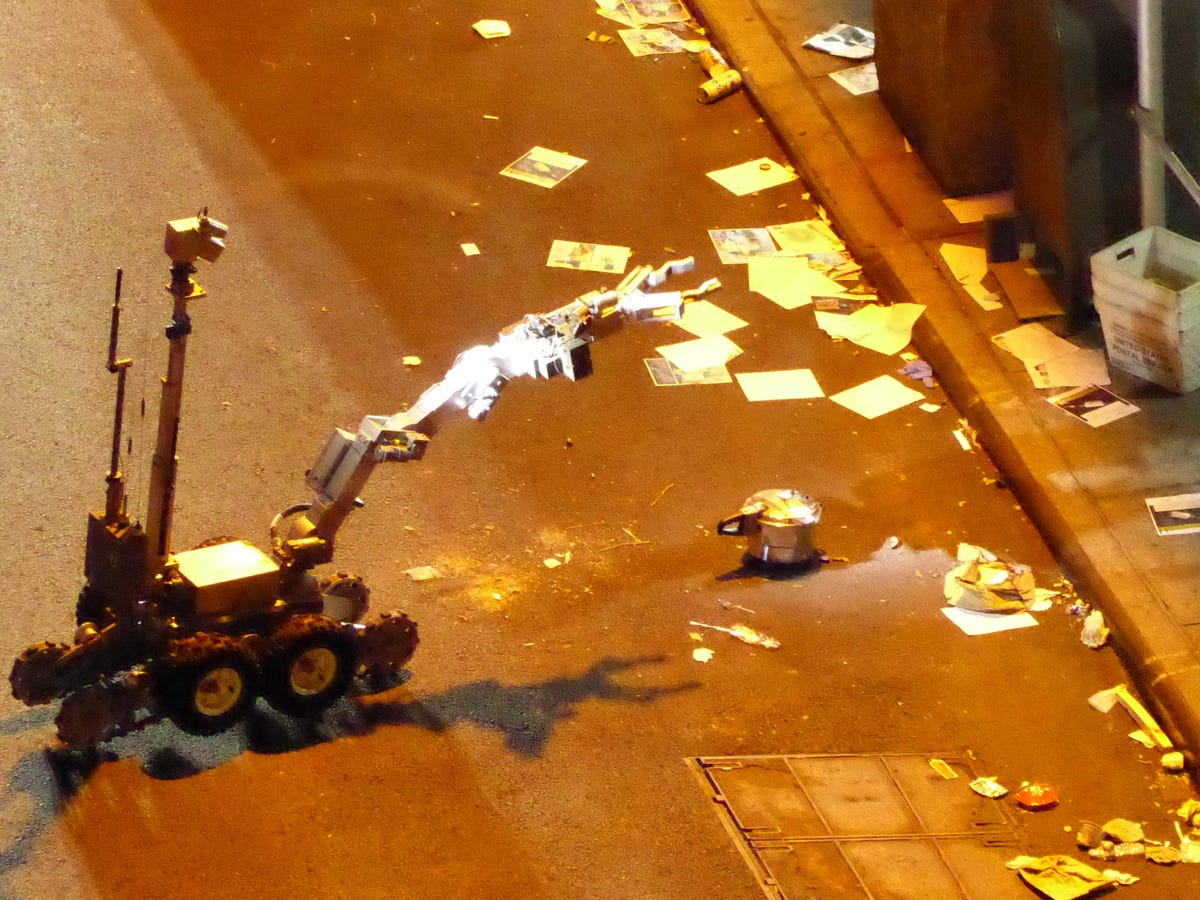 NYC Police Robot Secures Unexploded Bomb In Manhattan's Chelsea Neighborhood