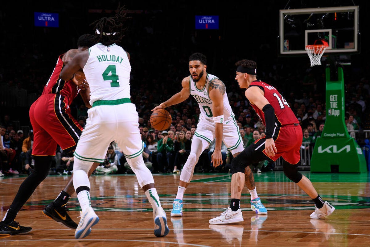 Jayson Tatum, do Boston Celtics, dribla a bola durante o jogo contra o Miami Heat durante a primeira rodada do jogo 1 dos playoffs da NBA de 2024