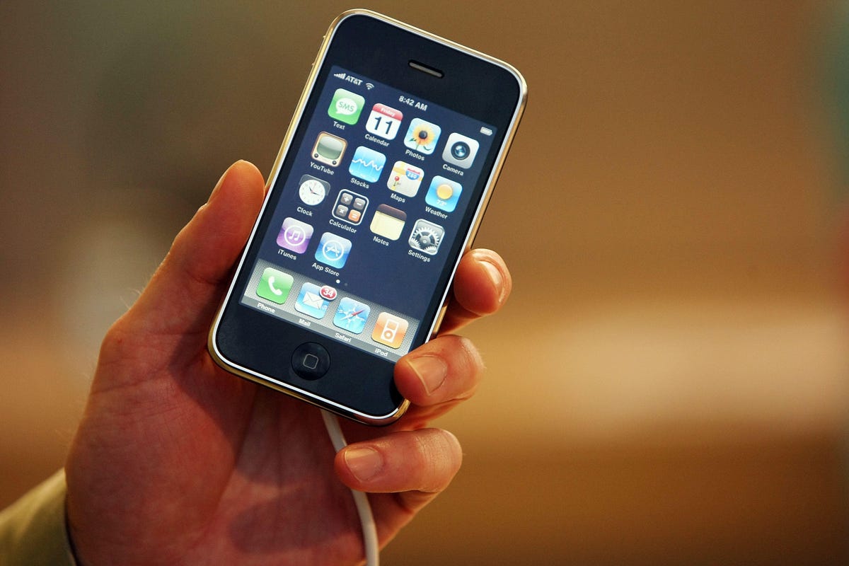 New iPhone 3G Hits Stores Across US