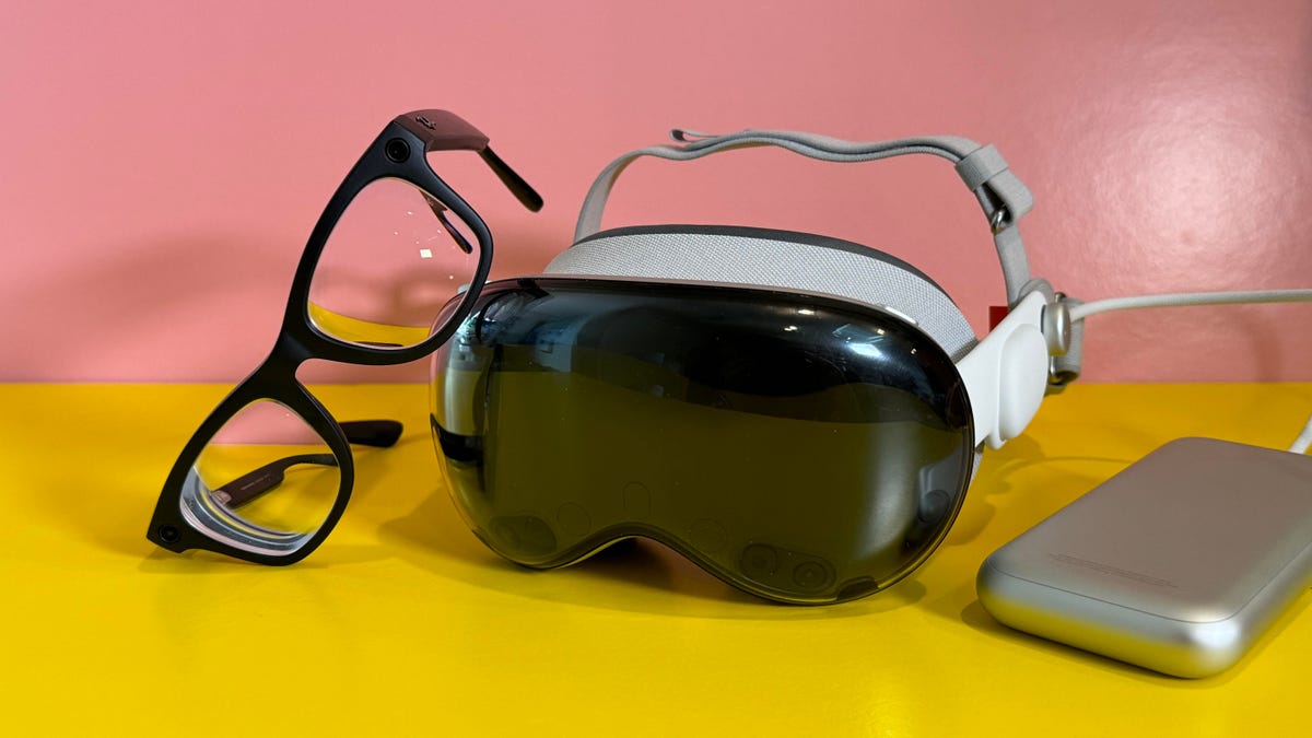 Γυαλιά Meta Ray-Ban δίπλα στα ακουστικά Vision Pro της Apple