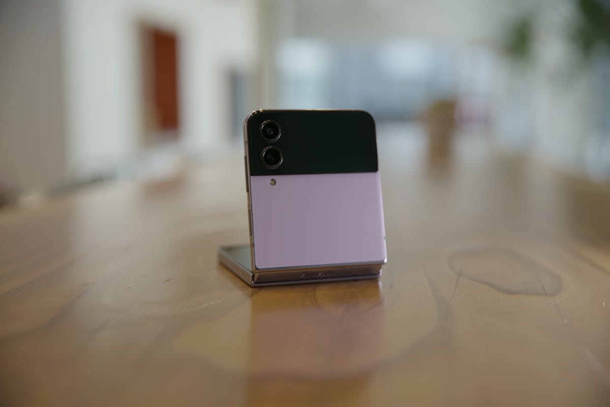 Galaxy Z Flip 4'ün dış görünümü ve kameraları