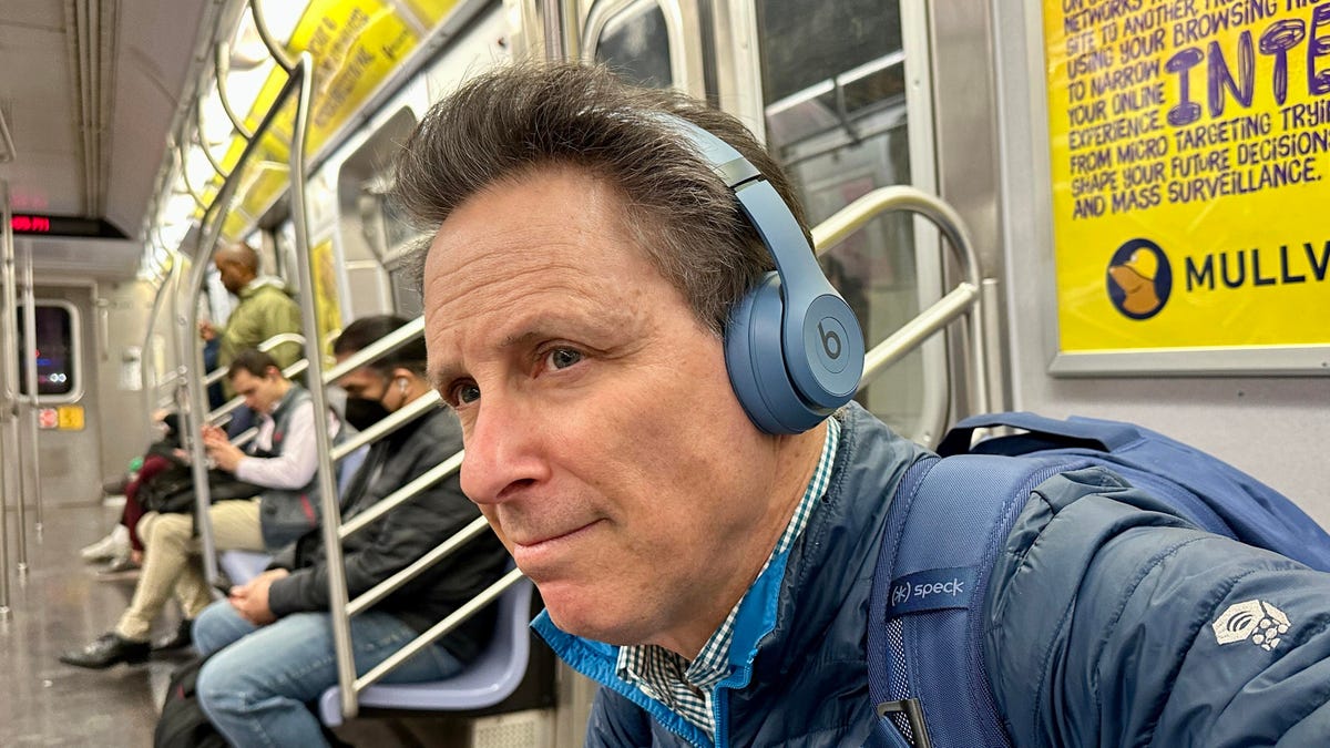 solo4-blue-wearing-on-subway