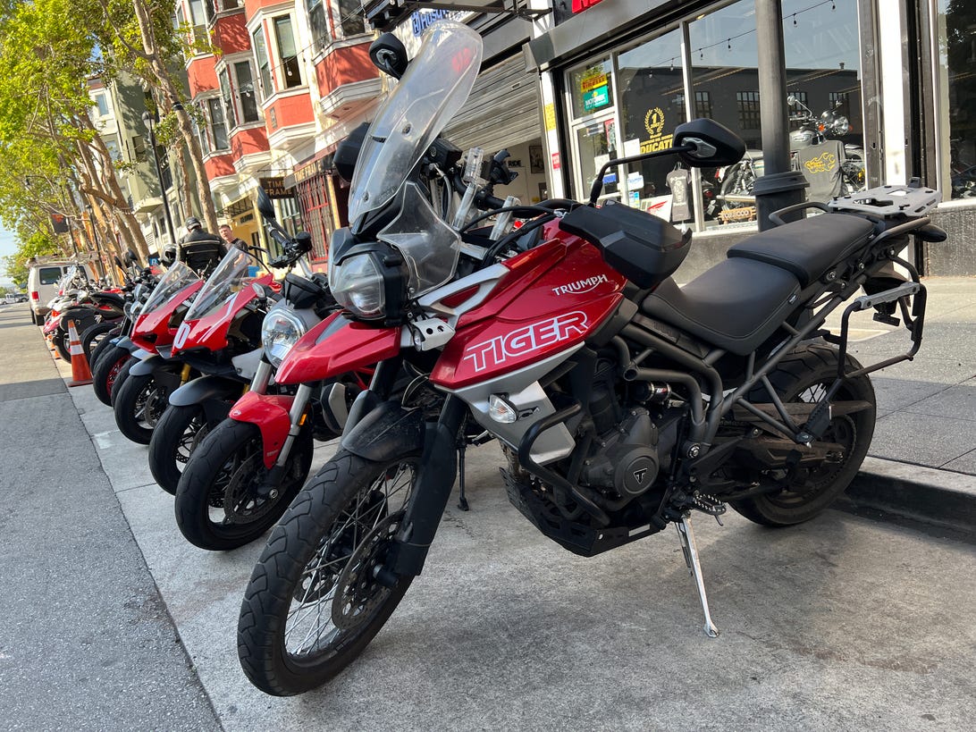 Foto do iPhone 13 Pro de um monte de motocicletas vermelhas