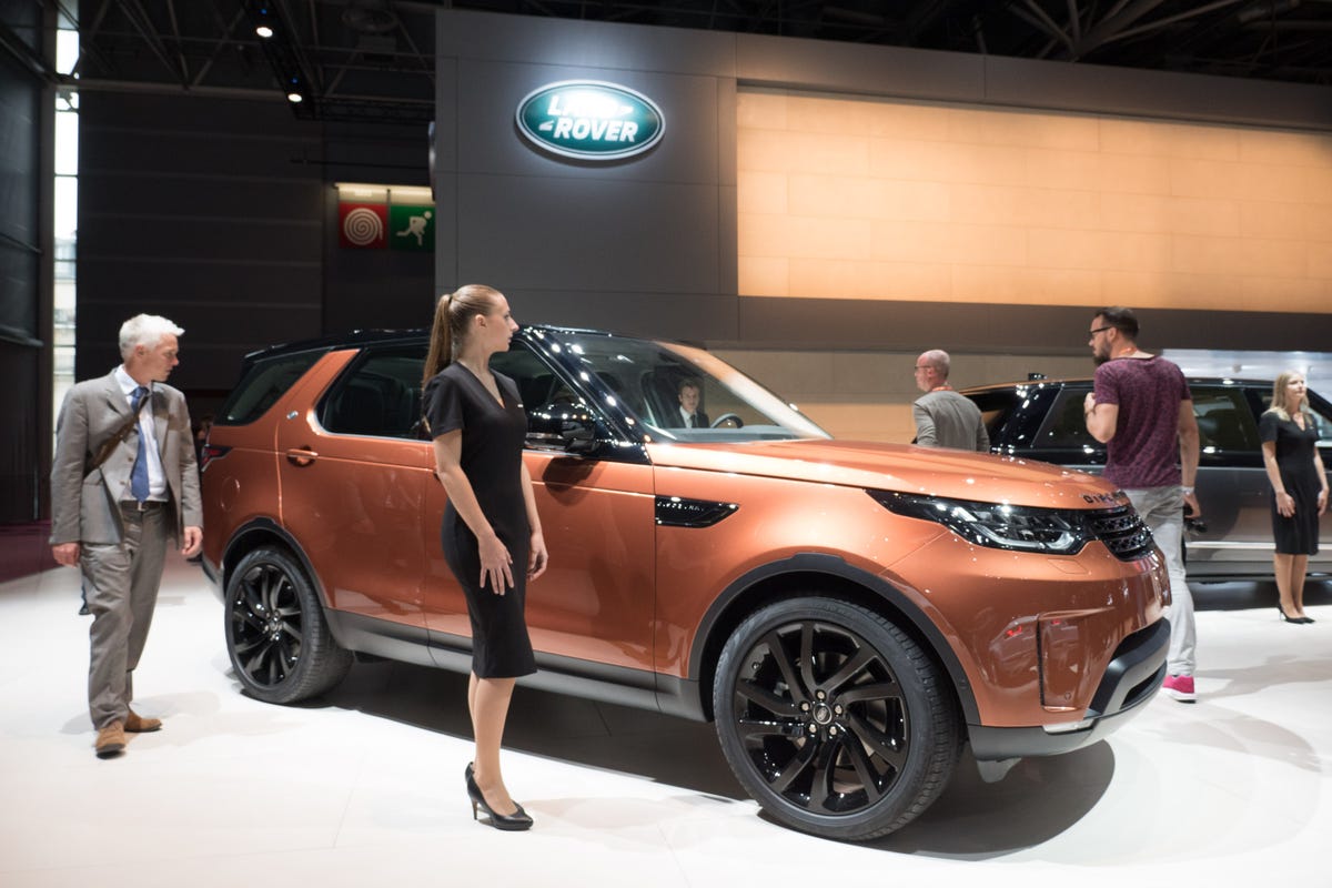 2017 Land Rover Discovery at the 2016 Paris Motor Show
