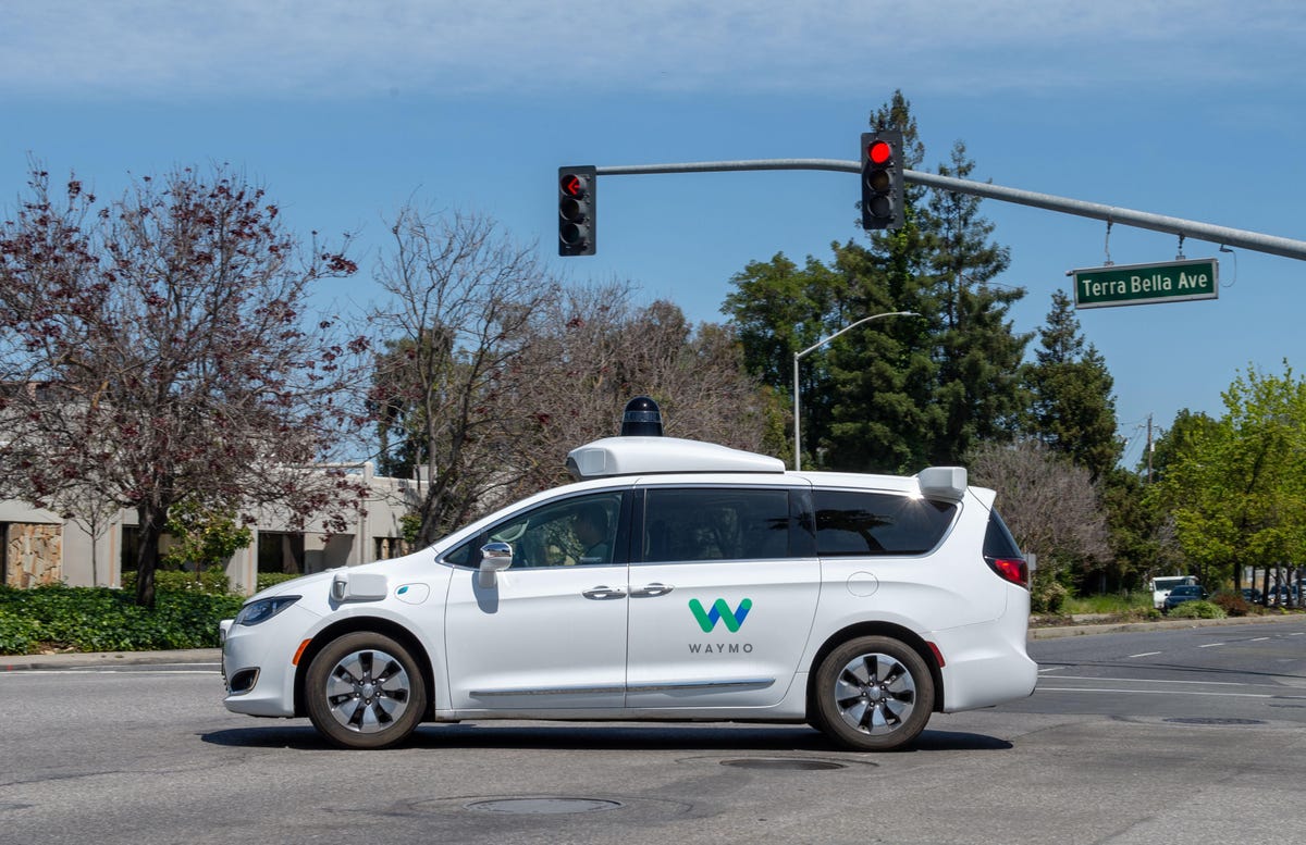 Self-propelled car from Google sister company Waymo