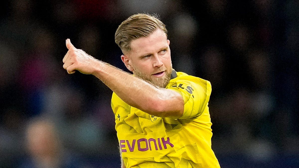 Niclas Fuellkrug of Borussia Dortmund making a 
