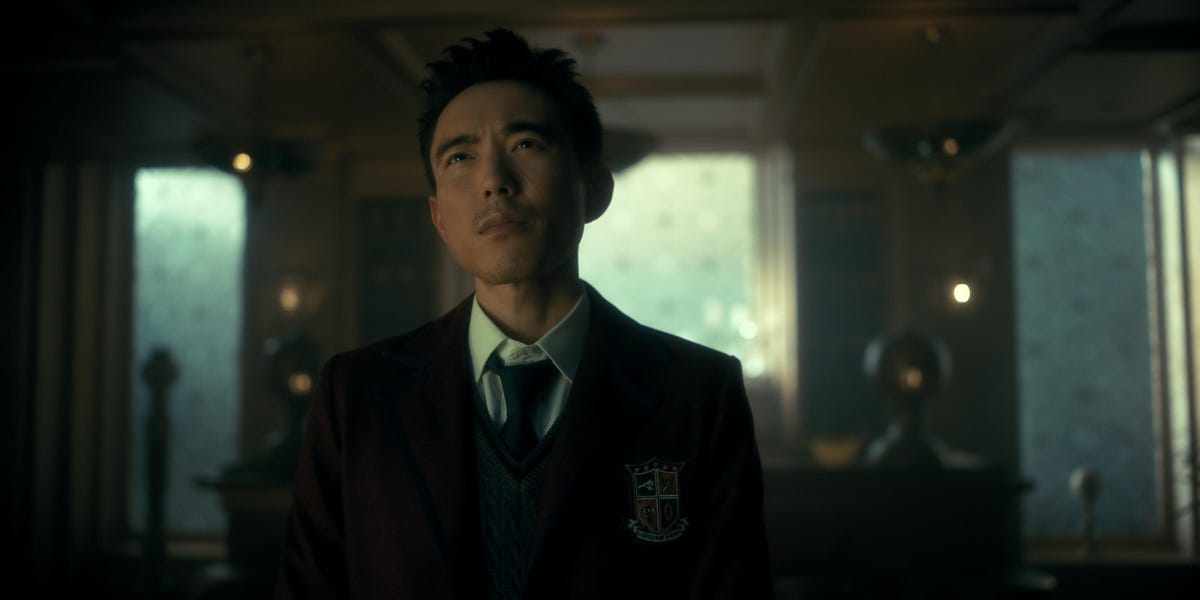 Justin H. Min como Ben Hargreeves en el episodio 301 de The Umbrella Academy.