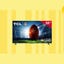 تلویزیون 55 اینچی 4K Roku سری 4 TCL روی پس زمینه زرد نمایش داده می شود.