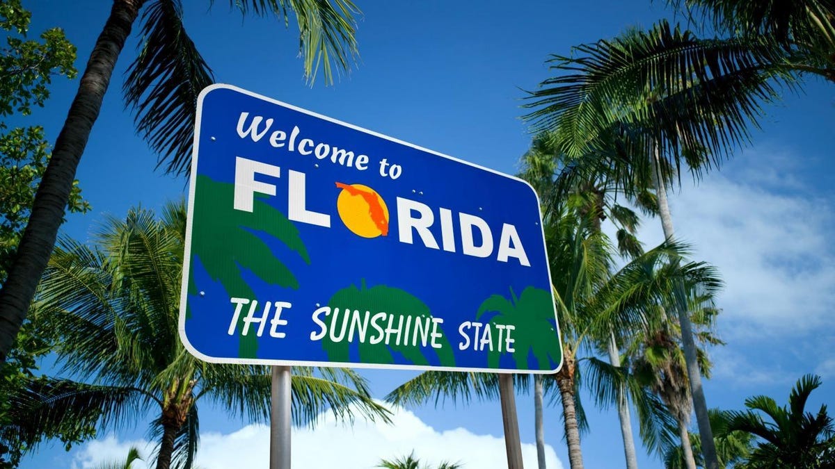 Road sign saying "Welcome to Florida, the Sunshine State."