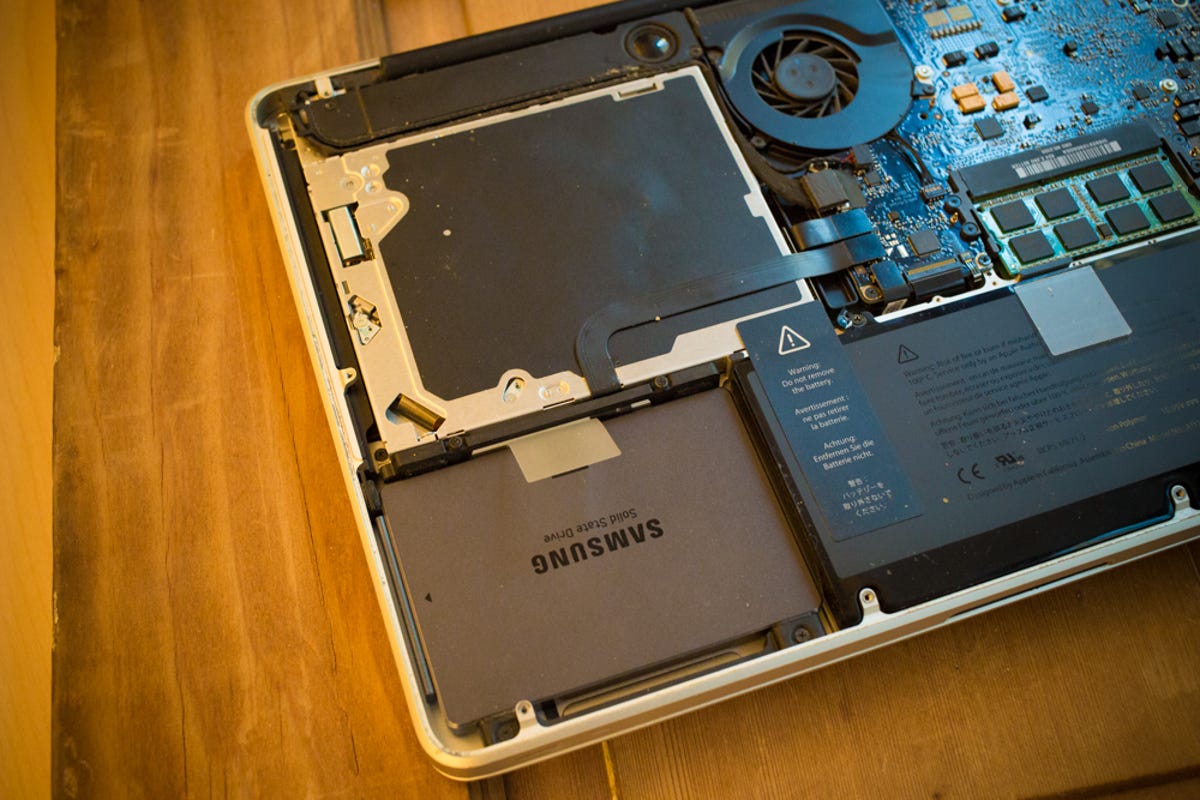 Erobring Ren og skær omdrejningspunkt Upgrade your MacBook to an SSD (pictures) - CNET