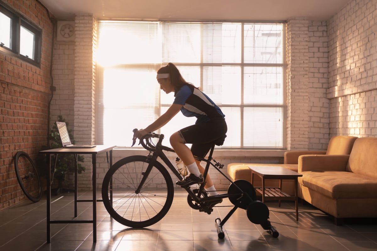 medaillewinnaar verraden groei Indoor trainer vs. stationary bike: Which should you buy? - CNET