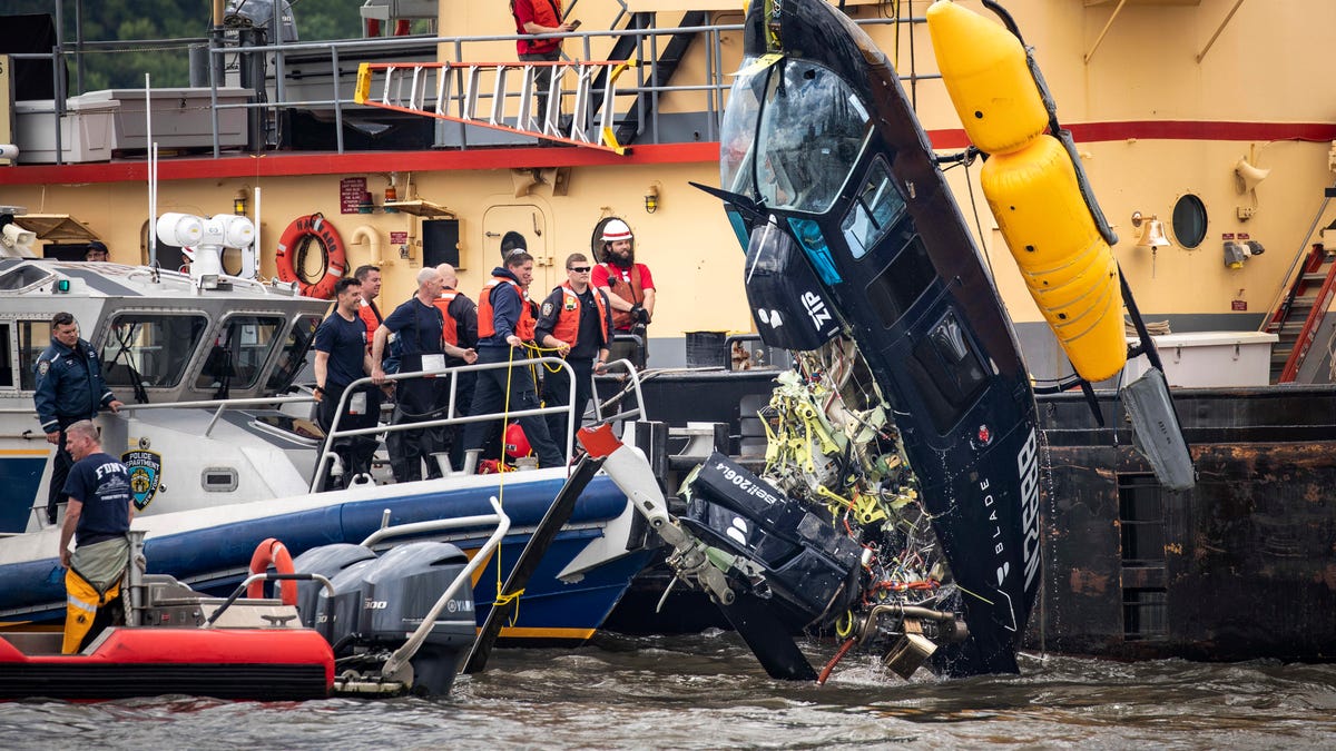 Helicopter Crashes In Hudson River On West Side Of Manhattan