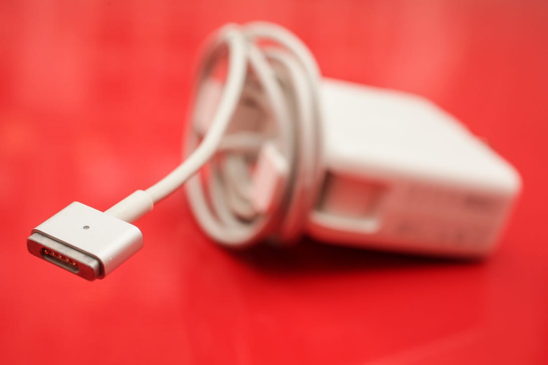 Lawsuit alleges Apple MagSafe adapter ignited woman’s oxygen mask