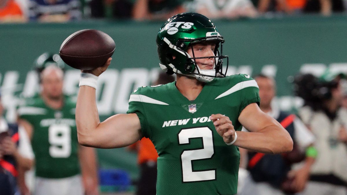 New York Jets quarterback Zach Wilson bereidt zich voor om de bal met zijn rechterhand te gooien.