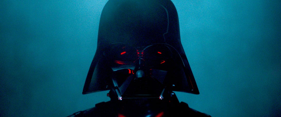 Darth Vader'ın korkunç siyah miğferi.