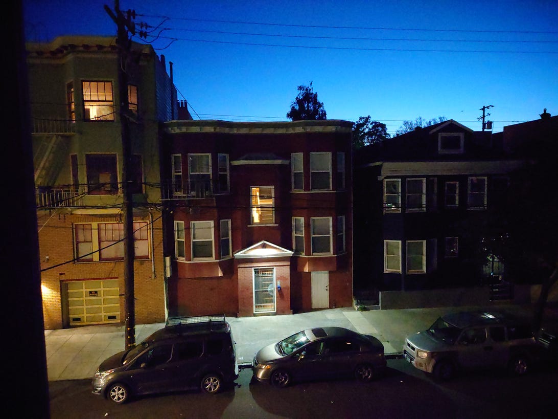 Foto do Xperia IV de uma rua residencial da cidade à noite