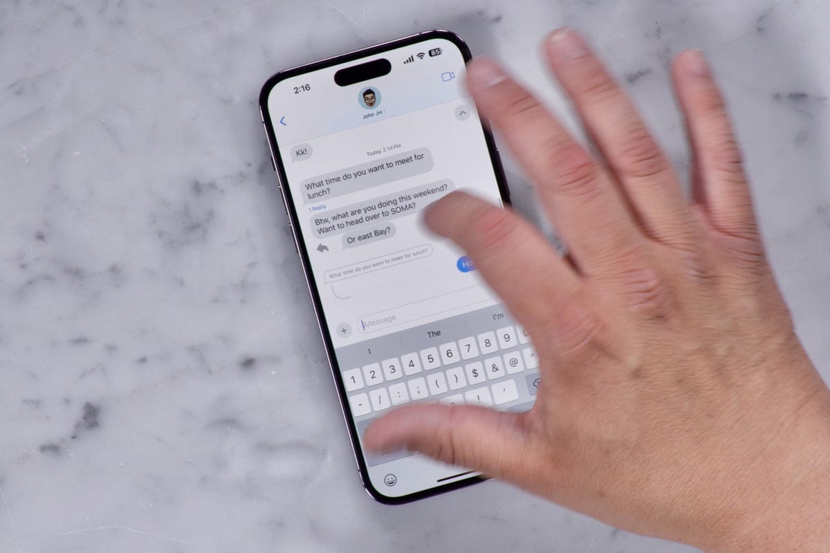 Een vinger veegt naar links over een bericht op de iPhone