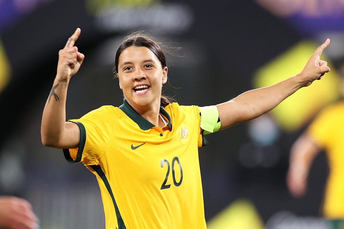 Sam Kerr points to the sky